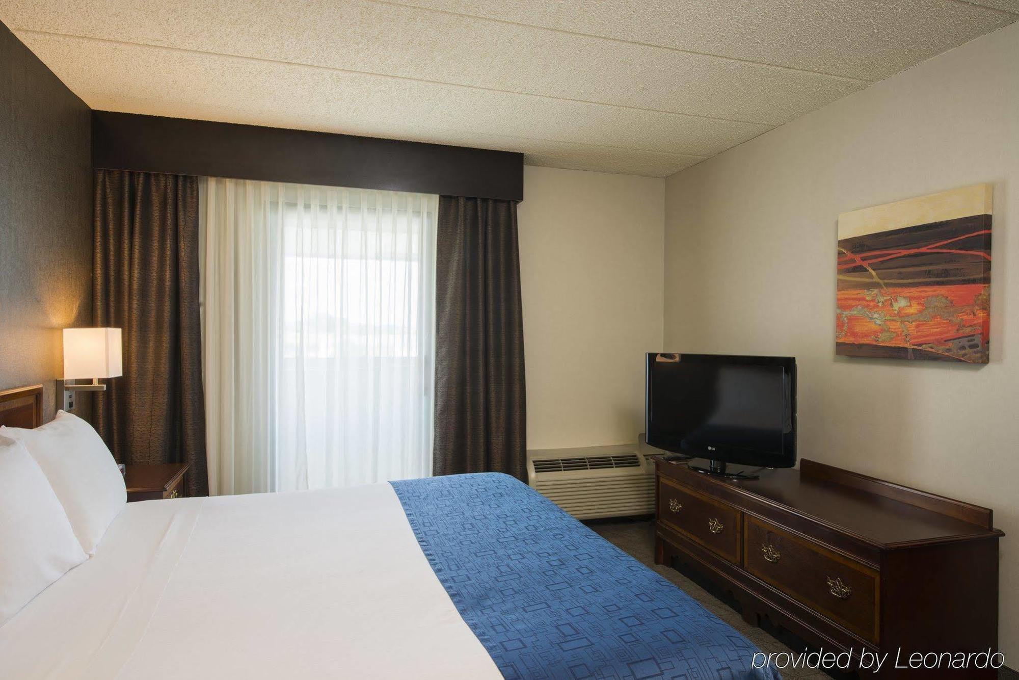 Express & Philadelphia - By Ihg Hotel 2*
